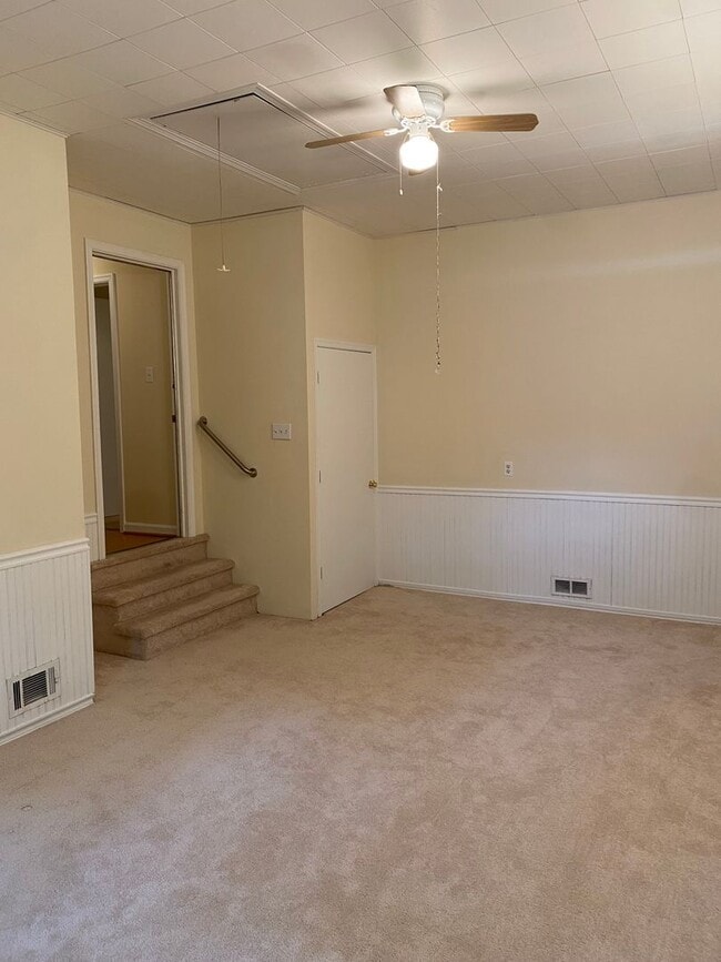 Building Photo - Three bedroom, 2 bath home with a large fe...