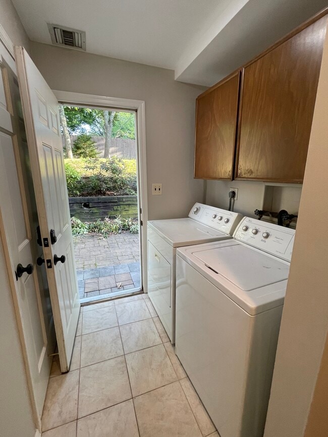 Building Photo - 33 Pilgrim Dr