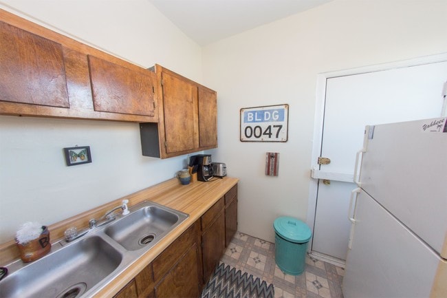 Building Photo - 484 Brainard St