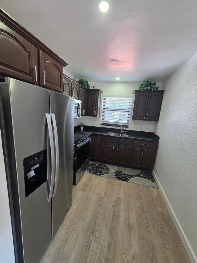 Building Photo - 320 Sterling Ave