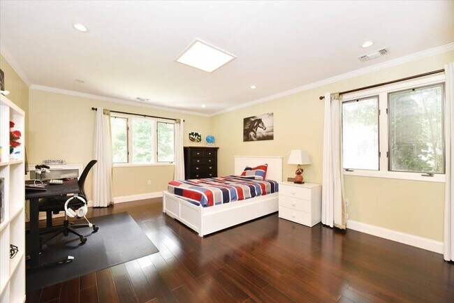 Building Photo - 24 Aldgate Dr W