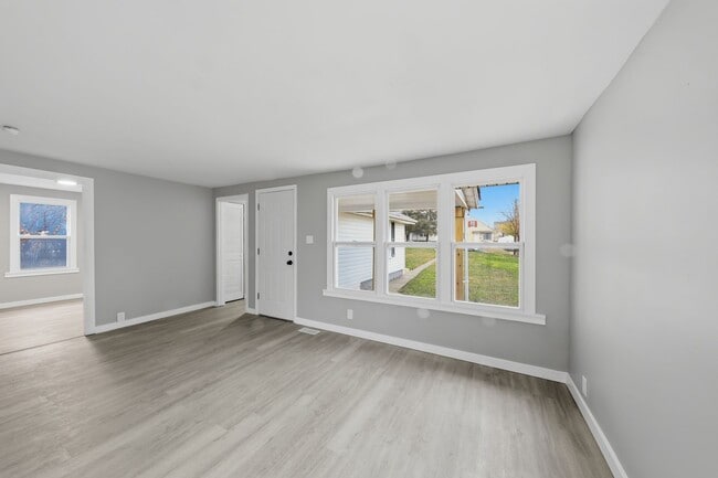 Building Photo - 228 E Siebenthaler Ave