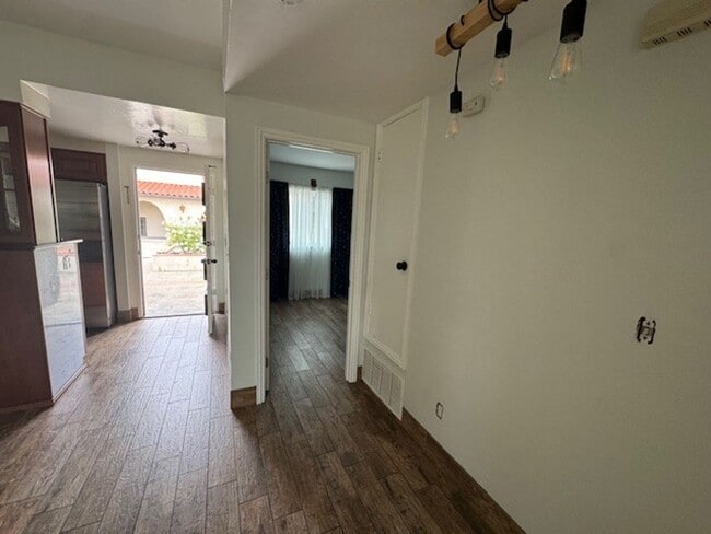 Building Photo - Beautifully Renovated 2-Bedroom Home in Tr...