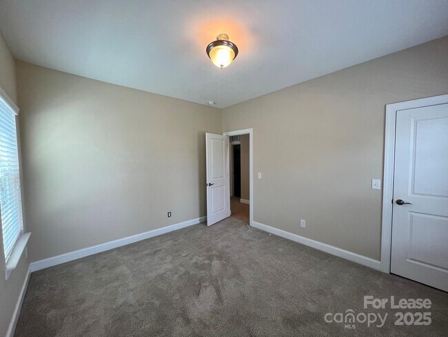 Building Photo - 15531 Laverack Ln