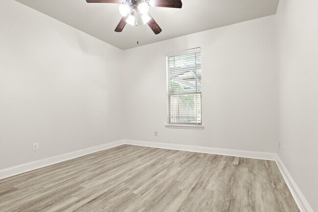 Building Photo - 3122 Rogers Ave