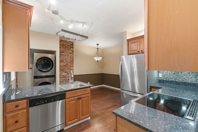 Building Photo - Charming 3 Bedroom/4 Bathroom Detached Home Located In The South Side Flats.  Available Immediately.