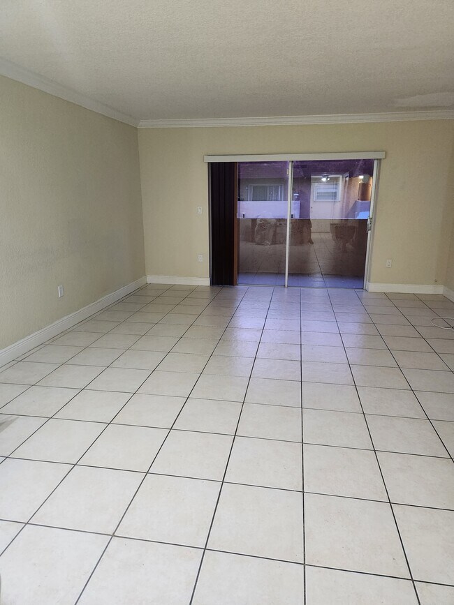 Building Photo - 9950 N Kendall Dr