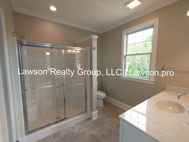 Building Photo - Upscale Three Bedroom in Colonial Green with Garage