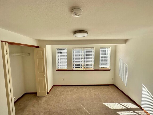 Building Photo - Appealing 2 bed / 1.5 bath townhouse in Greenwood/N Seattle with wood flooring