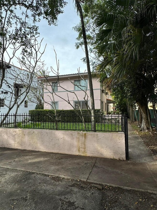 Building Photo - 433 Santander Ave