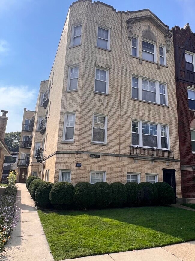 Building Photo - 2053 W Summerdale Ave