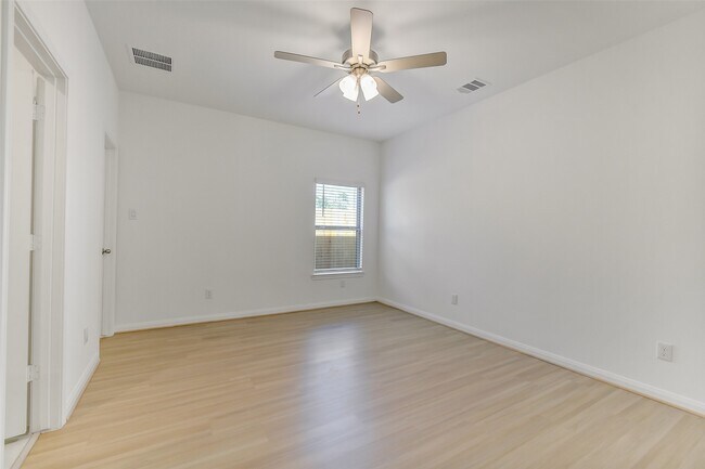 Building Photo - 11927 Pondwood Dr