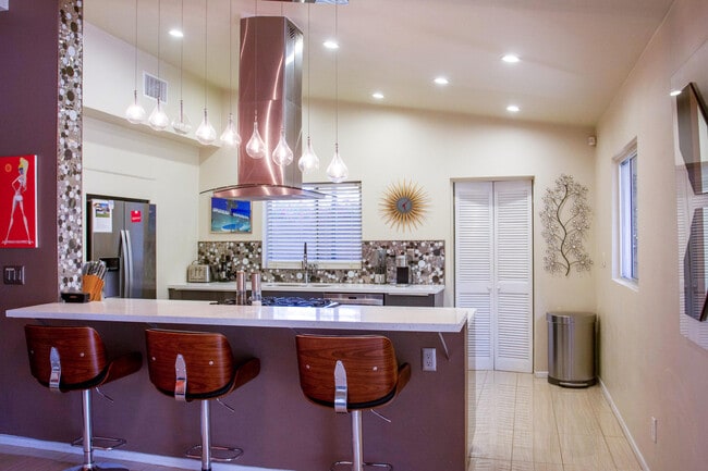 Building Photo - 1423 E San Lorenzo Rd