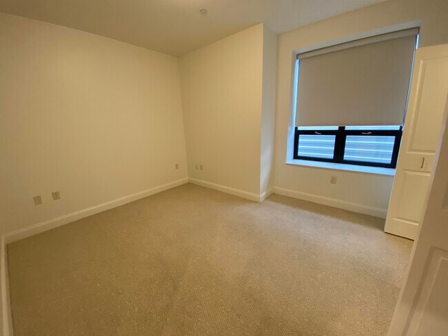 Building Photo - 875 Elm St