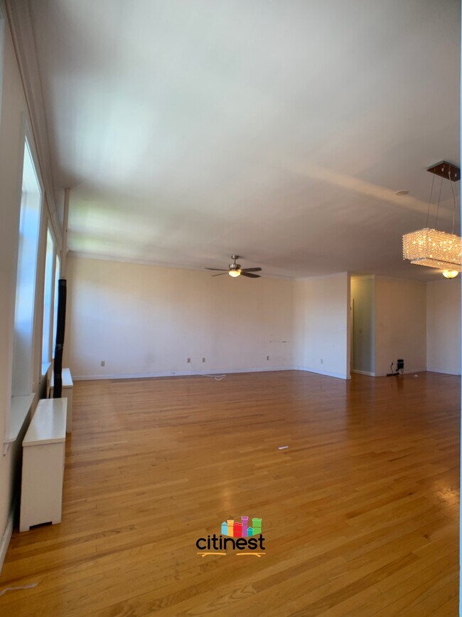 Building Photo - 9214 Ridge Blvd
