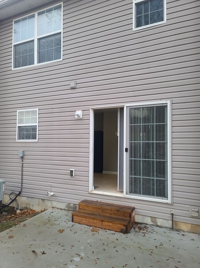 Building Photo - 3 bedroom,  2 1/2 bath town home in Waynesboro PA