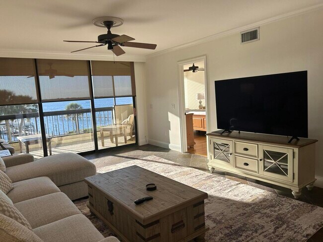 Building Photo - 625 NW North River Dr