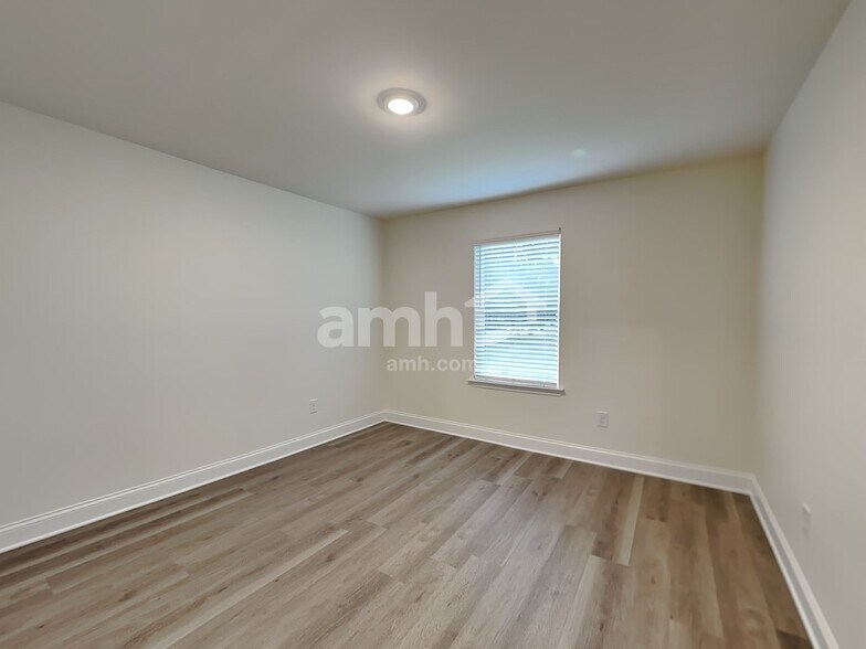 Building Photo - 890 Jubilation St