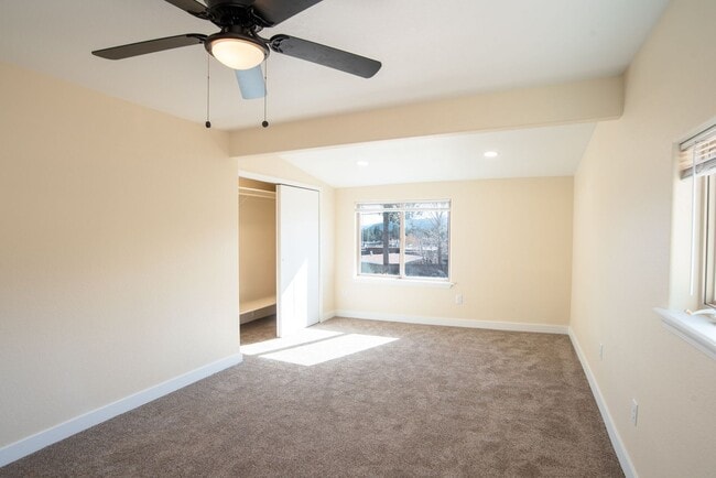 Building Photo - Fully Updated 2 Bed 1 Bath in Woodland Park!