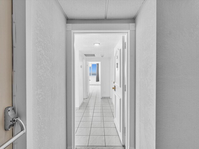 Building Photo - 500 Bayview Dr