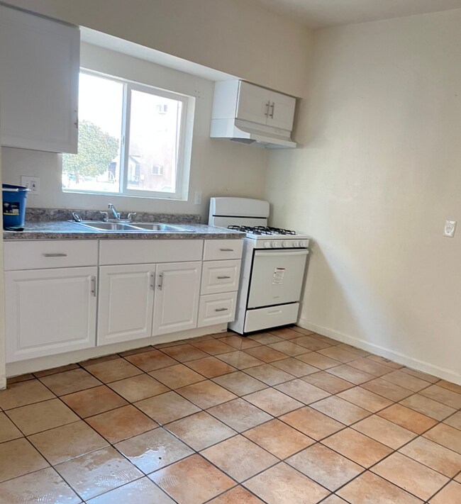 Building Photo - 85 E Thurman Ave