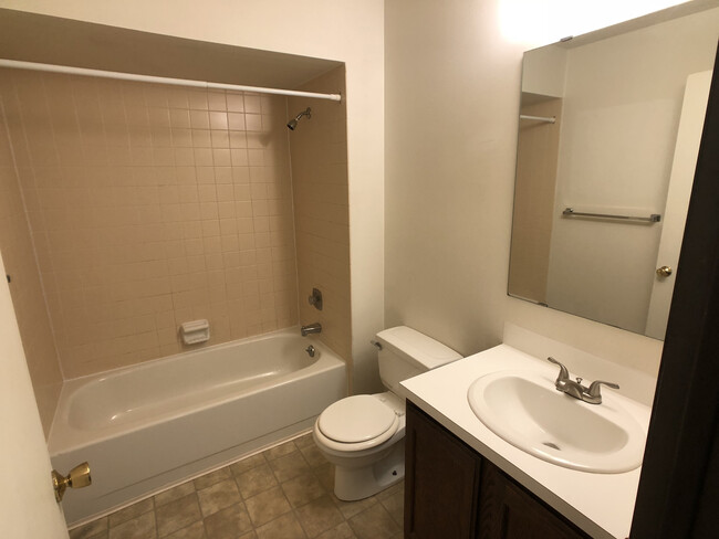 Building Photo - 2 Bedroom/1 Bathroom Available Near UND