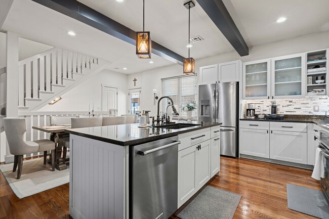 Building Photo - This luxurious townhouse on Cherry St.