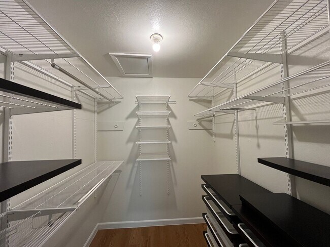 Building Photo - Freshly Updated Condo