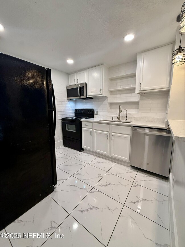 Building Photo - 9554 Ridge Blvd