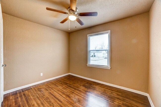 Building Photo - 3 Bed / 1 Bath in Tulsa!