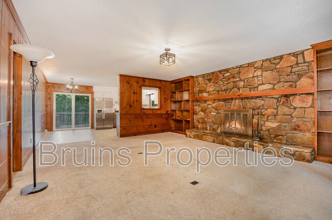 Building Photo - 229 Creekwood Dr