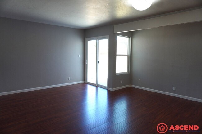 Building Photo - Cozy 3BD/2BA Home in Bakersfield's 93306 — Fully Equipped, Fireplace, Solar & All Pets Welcome!