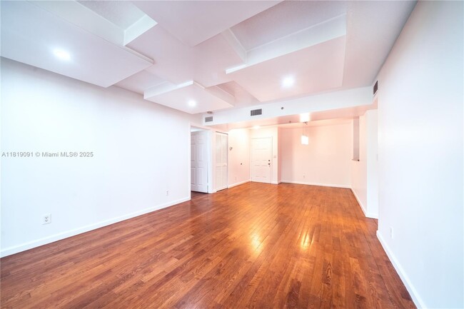 Building Photo - 619 E Sheridan St