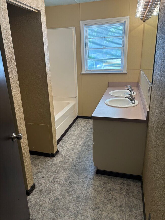 Building Photo - 873 W Clinton Dr