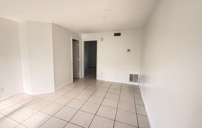 Building Photo - 2-bedroom for rent in N. Miami Beach
