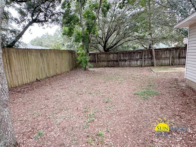 Building Photo - Pet Friendly Charming 3-Bedroom Home in Navarre!