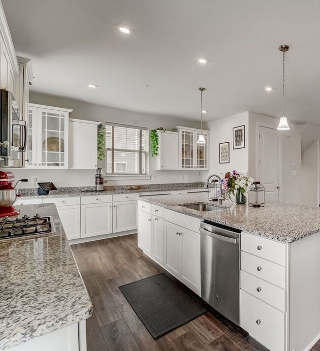 Building Photo - Luxurious 3 BR/2 Full BA & 2 Half BA EOG T...