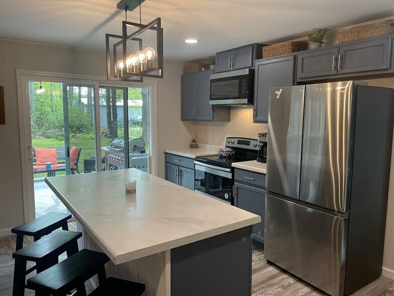 Building Photo - 1305 E Grandview