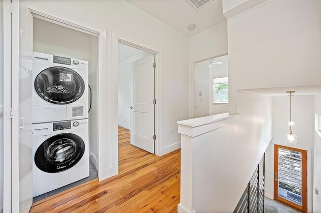 Building Photo - 600 W Odell St