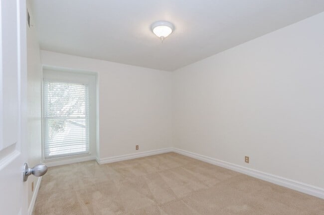 Building Photo - 3 Bed / 2.5 Bath light and spacious townho...