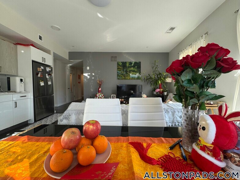 Building Photo - 90 Antwerp St