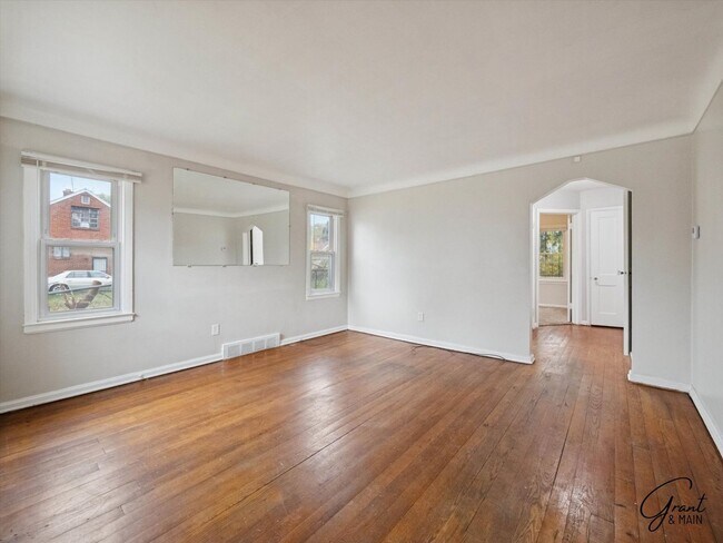 Building Photo - 3 bedroom  1.5 bath bungalow - $1200