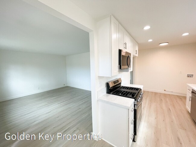 Building Photo - Beautifully remodeled property located in ...