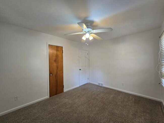 Building Photo - 22419 Fairway Dr