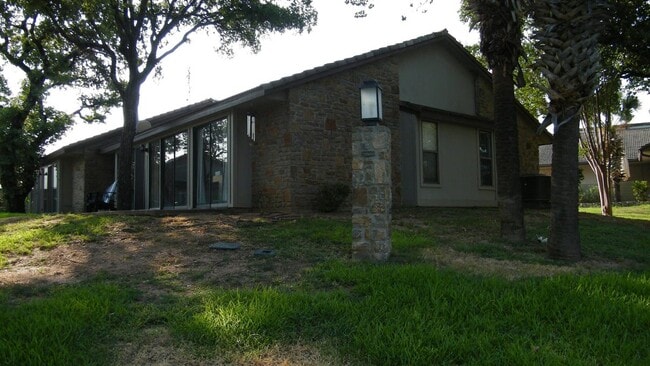 Building Photo - 100 Bay Point Dr