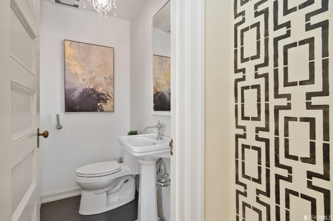 Building Photo - 2096 Pine St