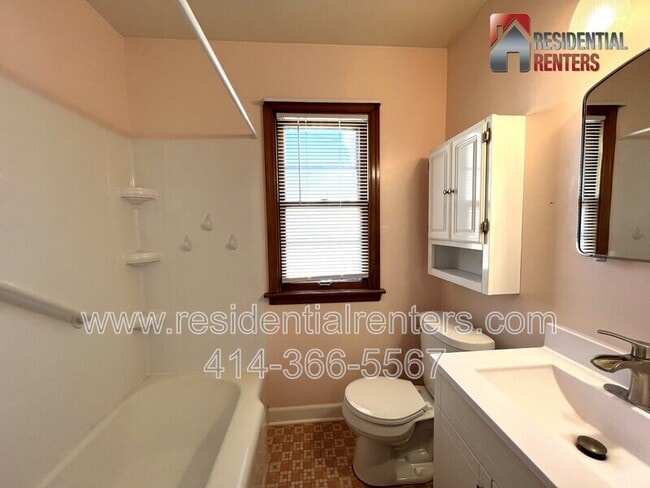 Building Photo - 515 N 65th St