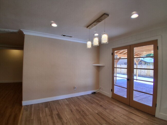 Building Photo - 340 N Santa Rosa Ave