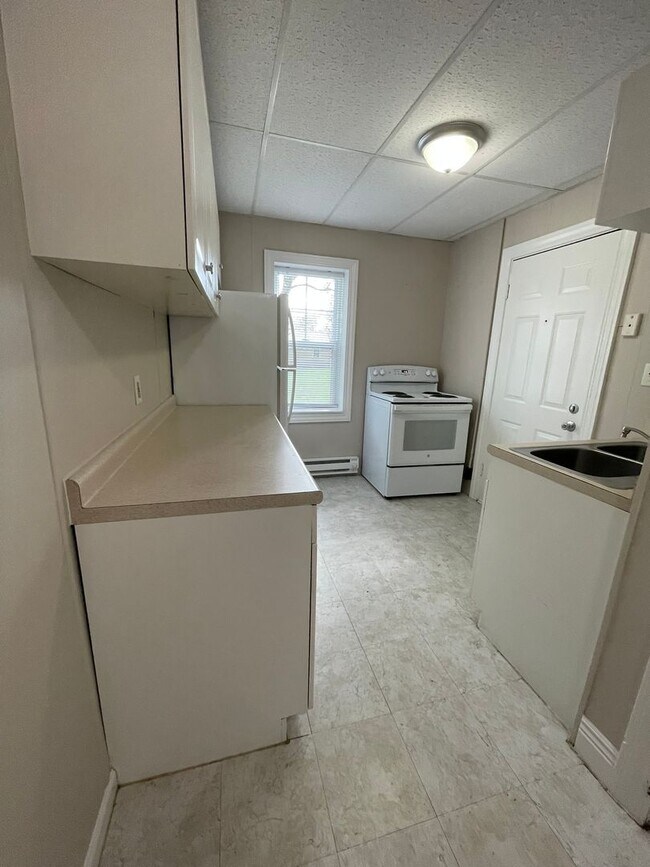 Building Photo - 3901 W Ridge Rd