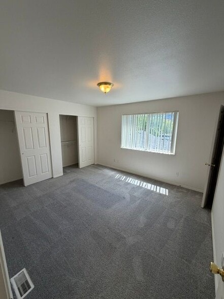 Building Photo - 233 E Shelby Ln